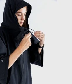 Dryrobe Lite Short Sleeve Changing Robe - Black/Grey -Cheap Surfboards Store dryrobe lite 2 2024x2024