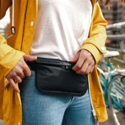 Fidlock Hermetic Sling Bag - Black -Cheap Surfboards Store fidlock hermetic sling bag schwarz outdoor frau umgeschnallt um die h fte 800x800